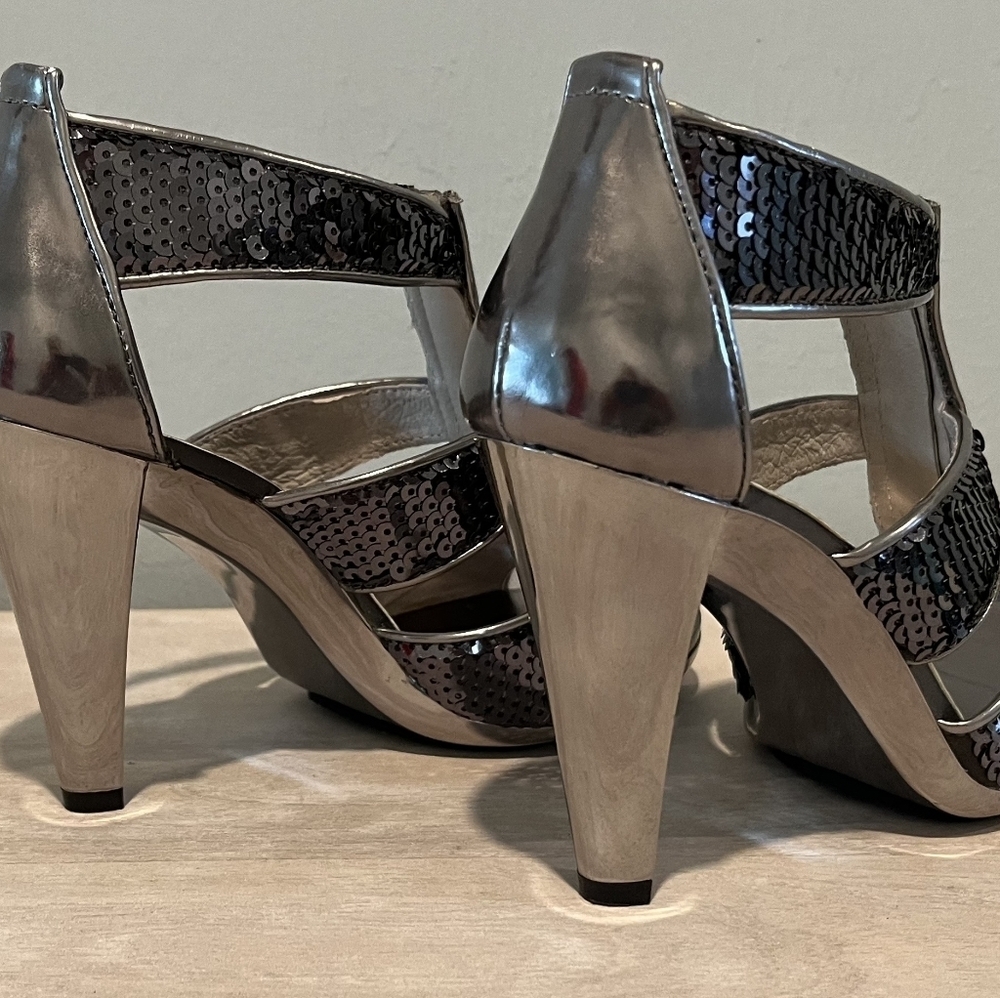 Michael Kors Berkley T-Strap in Gunmetal Sequins. Size 5M Like New Condi… - Picture 7 of 16